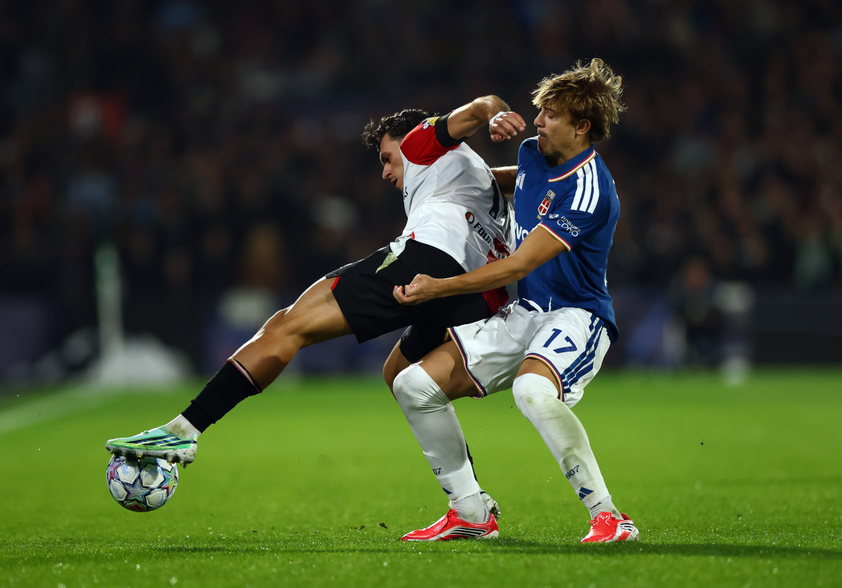 ROTTERDAM, HOLANDA - 14 DE OUTUBRO: Javi Lopez do Feyenoord é desafiado por Jesus Rodriguez de Como 1907 durante a partida MD2 da Fase da Liga 2026/27 entre Feyenoord e Como 1907 League 2026/27 em Nether Quib, Holanda, em 20 de outubro de 214. (Foto: Dean Moutharopoulos/Getty Images)