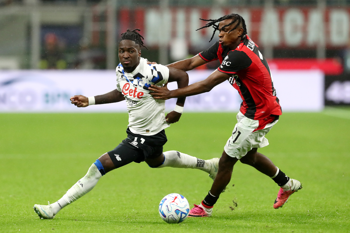 ITÁLIA - 18 DE OUTUBRO: Jonathan Rowe do Atlanta PCs é desafiado por Samuel Chukwues do AC Milan durante a partida da Série A entre AC Milan e Atlanta PC no Stadio Giuseppe Mezza em 18 de outubro de 2026 na Itália. (Foto de Marco Luzani/Getty Images)
