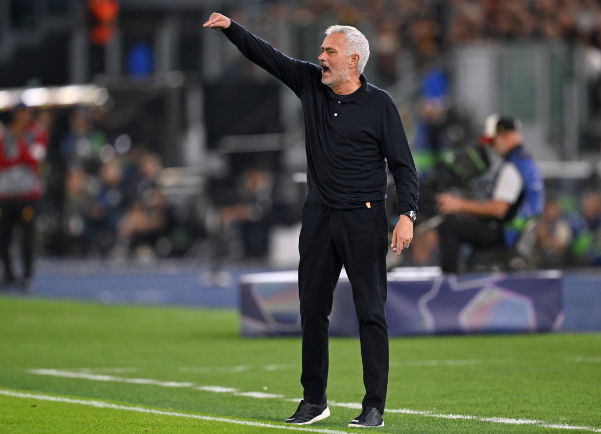 ROMA, ITÁLIA - 14 DE OUTUBRO: O técnico do Real Madrid, José Mourinho, reage durante a partida MD2 da Fase MD2 da Liga dos Campeões da UEFA 2026/27 entre AS Roma e Real Madrid CF, no Stadio Olimpico, em 14 de outubro de 2026, em Roma. (Foto de Tullio M. Puglia/Getty Images)