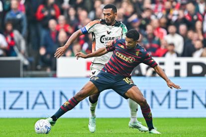 ITALY - OCTOBER 25: Juan Jesus of Venezia (left) and Junior Messias of Genoa vie for the ball during the Serie A match between Genoa CFC and Venezia FC at Stadio Luigi Ferraris on October 25, 2026 in Italy. (Photo by Simone Arveda/Getty Images)