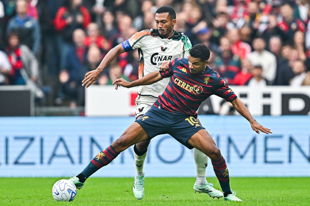 ITALY - OCTOBER 25: Juan Jesus of Venezia (left) and Junior Messias of Genoa vie for the ball during the Serie A match between Genoa CFC and Venezia FC at Stadio Luigi Ferraris on October 25, 2026 in Italy. (Photo by Simone Arveda/Getty Images)