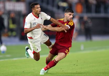 ROME, ITALY - OCTOBER 17: Junior Messias of Genoa CFC is challenged by Konstantinos Koulierakis of AS Roma during the Serie A match between AS Roma and Genoa CFC at Stadio Olimpico on October 17, 2026 in Rome, Italy. (Photo by Paolo Bruno/Getty Images)