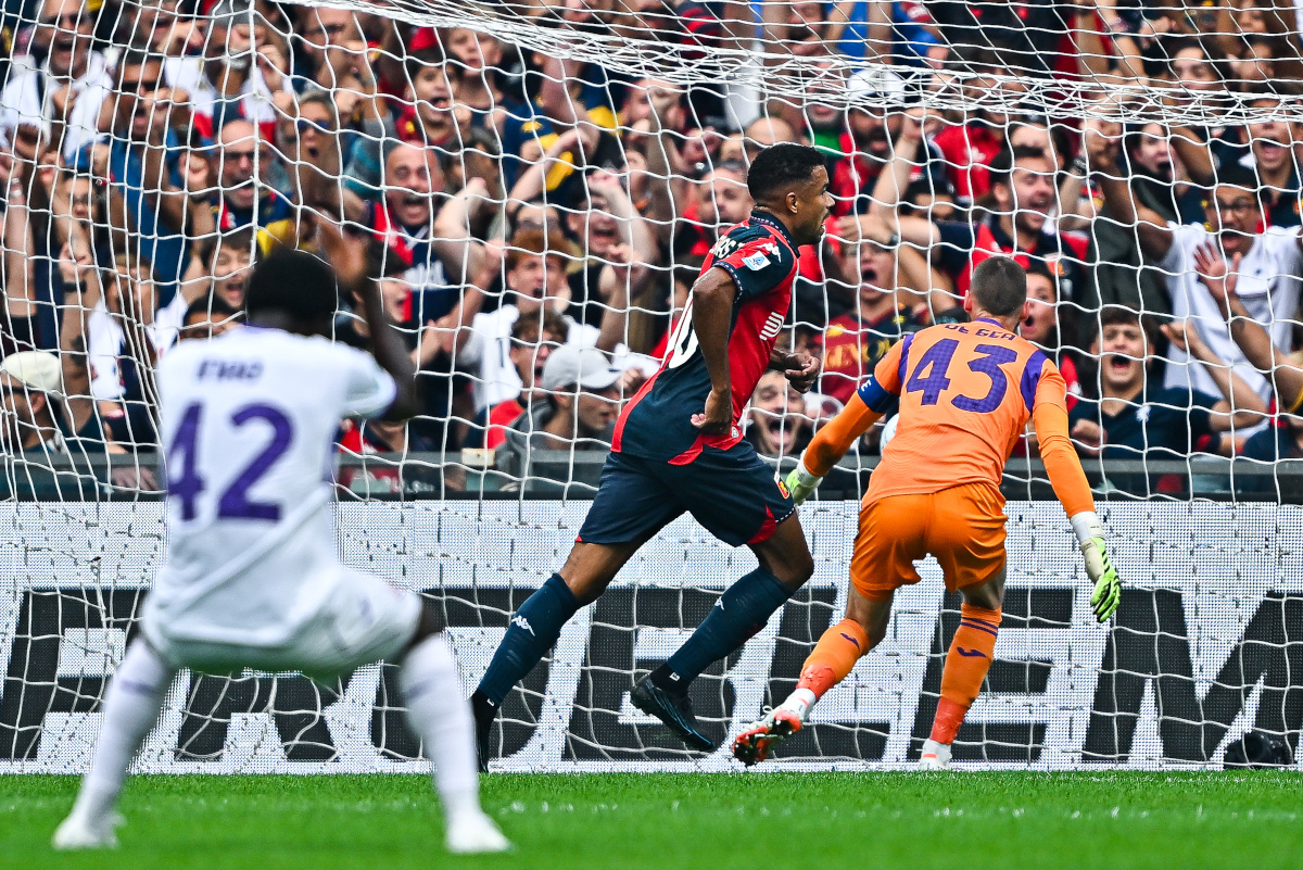 GÊNOVA, ITÁLIA - 10 DE OUTUBRO: Junior Messias (centro) de Gênova comemora pontuação durante a partida da Série A entre Gênova CFC e ACF Fiorentina no Stadio Luigi Ferraris em 10 de outubro de 2026 em Gênova, Itália. (Foto de Simone Arveda/Getty Images)