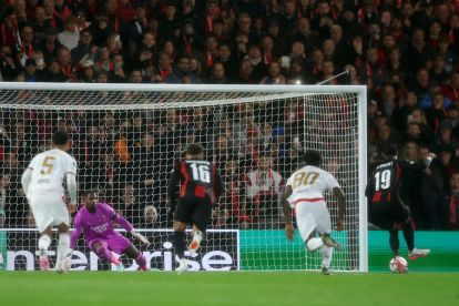 BOURNEMOUTH, ENGLAND - OCTOBER 22: Justin Kluivert of Bournemouth scores his team’s first goal from the penalty spot past Mike Maignan of AC Milan during the UEFA Europa League 2026/27 League Phase MD3 match between AFC Bournemouth and AC Milan at Bournemouth Stadium on October 22, 2026 in Bournemouth, England. (Photo by Michael Steele/Getty Images)