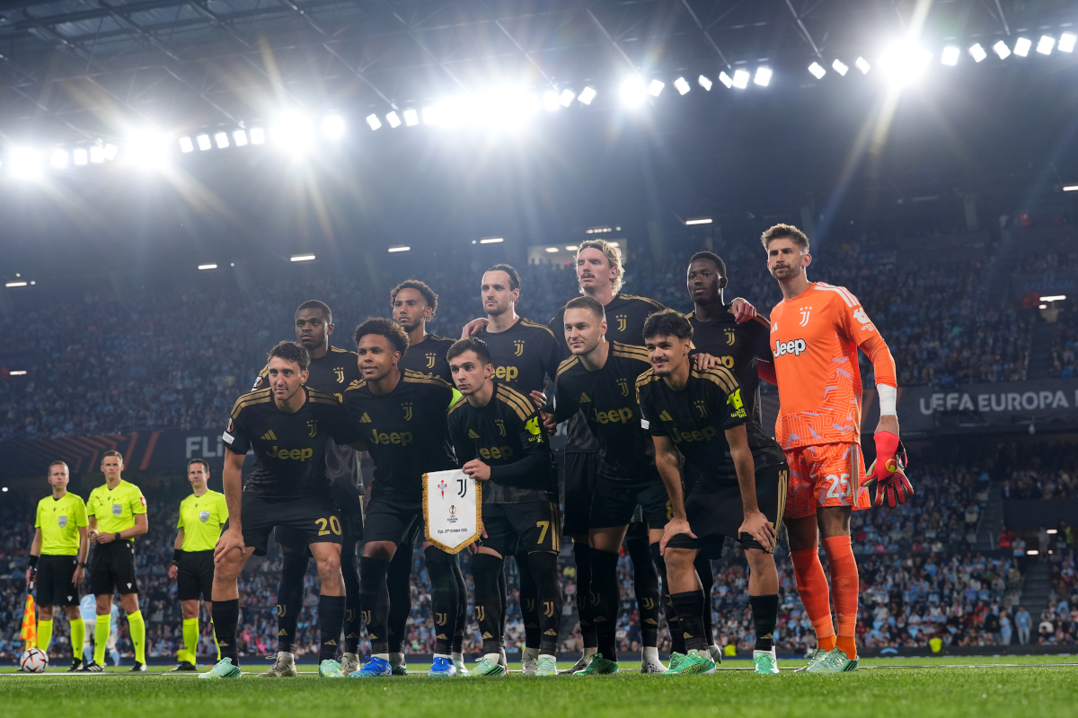 VIGO, ESPANHA - 15 DE OUTUBRO: Jogadores da Juventus posam para uma foto de grupo antes da partida MD2 da fase MD2 da UEFA Europa League 2026/27 entre Real Club Celta e Juventus no Estádio Balaidos em 15 de outubro de 2026 em Vigo, Espanha. (Foto: José Manuel Alvarez Rey/Getty Images)