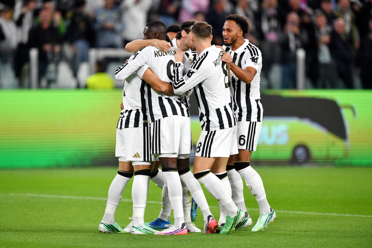TURIM, ITÁLIA - 22 DE OUTUBRO: Zeki Celik da Juventus comemora marcar o primeiro gol de seu time com companheiros durante a partida MD3 da UEFA Europa League 2026/27 League Stage entre Juventus e Stade Rennais FC no Juventus Stadium. (Foto de Valerio Pennicino/Getty Images)