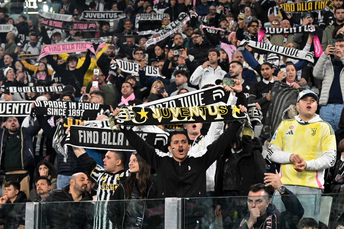 TURIM, ITÁLIA - 18 DE OUTUBRO: Torcedores da Juventus seguram lenços antes da partida da Série A entre Juventus e SS Lazio no Allianz Stadium em 18 de outubro de 2026 em Torino, Itália. (Foto de Chris Rico/Getty Images)