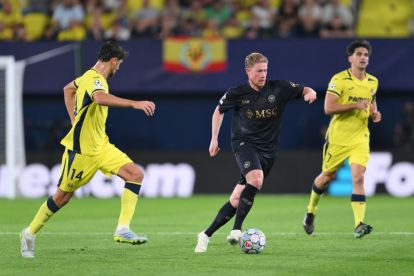 VILLARREAL, SPAIN - OCTOBER 13: Kevin De Bruyne of SSC Napoli runs with the ball under pressure from Santi Comesana of Villarreal CF during the UEFA Champions League 2026/27 League Phase MD2 match between Villarreal CF and SSC Napoli at Estadio de la Ceramica on October 13, 2026 in Villarreal, Spain. (Photo by David Ramos/Getty Images)