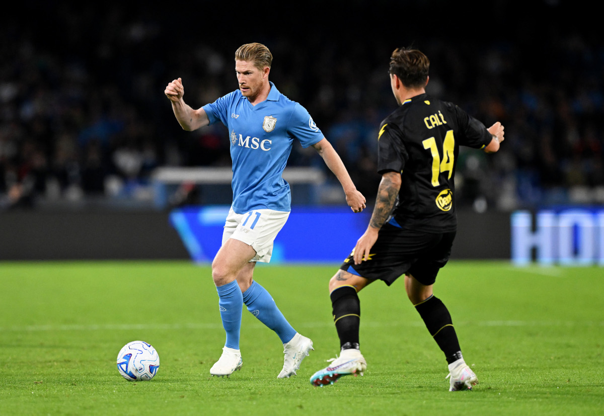 NÁPOLES, ITÁLIA - 10 DE OUTUBRO: Kevin De Bruyne do SSC Napoli controla a bola sob pressão de Giacomo Gallo do Frosinone Calcio durante a partida da Série A entre SSC Napoli e Frosinone Calcio no Stadio Diego Armando Maradona em 10 de outubro de 2026 na Itália. (Foto: Francesco Pecoraro/Getty Images)
