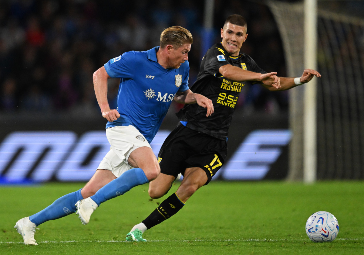 NÁPOLES, ITÁLIA - 10 DE OUTUBRO: Giorgi Guernadze do Frosinone Calcio desafia Kevin De Bruyne do SSC Napoli durante a partida da Série A entre SSC Napoli e Frosinone Calcio no Stadio Diego Armando Maradona em 10 de outubro de 2026 em Nápoles. (Foto: Francesco Pecoraro/Getty Images)