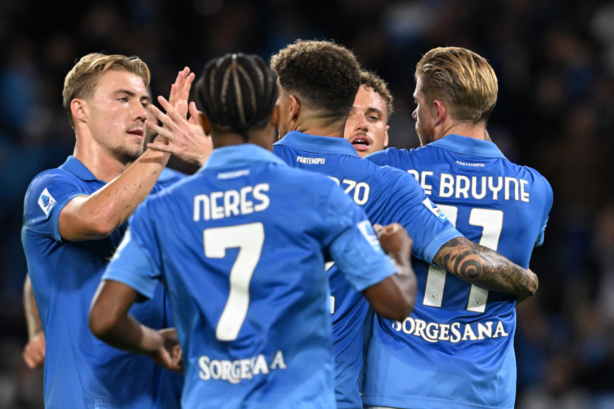 NÁPOLES, ITÁLIA - 10 DE OUTUBRO: Kevin De Bruyne (R) do SSC Napoli comemora com seus companheiros depois de marcar o primeiro gol de seu time de pênalti durante a partida entre SSC Napoli e Frosinone Calcio no Stadio Diego Armando Maradona em 20 de outubro de 260 em Nápoles, Itália. (Foto: Francesco Pecoraro/Getty Images)