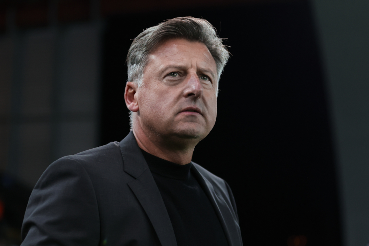Udine, Itália - 25 de outubro: O técnico da Udinese, Kosta Runjaic, observa durante a partida da Série A entre Udinese Calcio e AC Milan no Stadio Friuli em 25 de outubro de 2026 em Udine, Itália. (Foto: Timothy Rogers/Getty Images)
