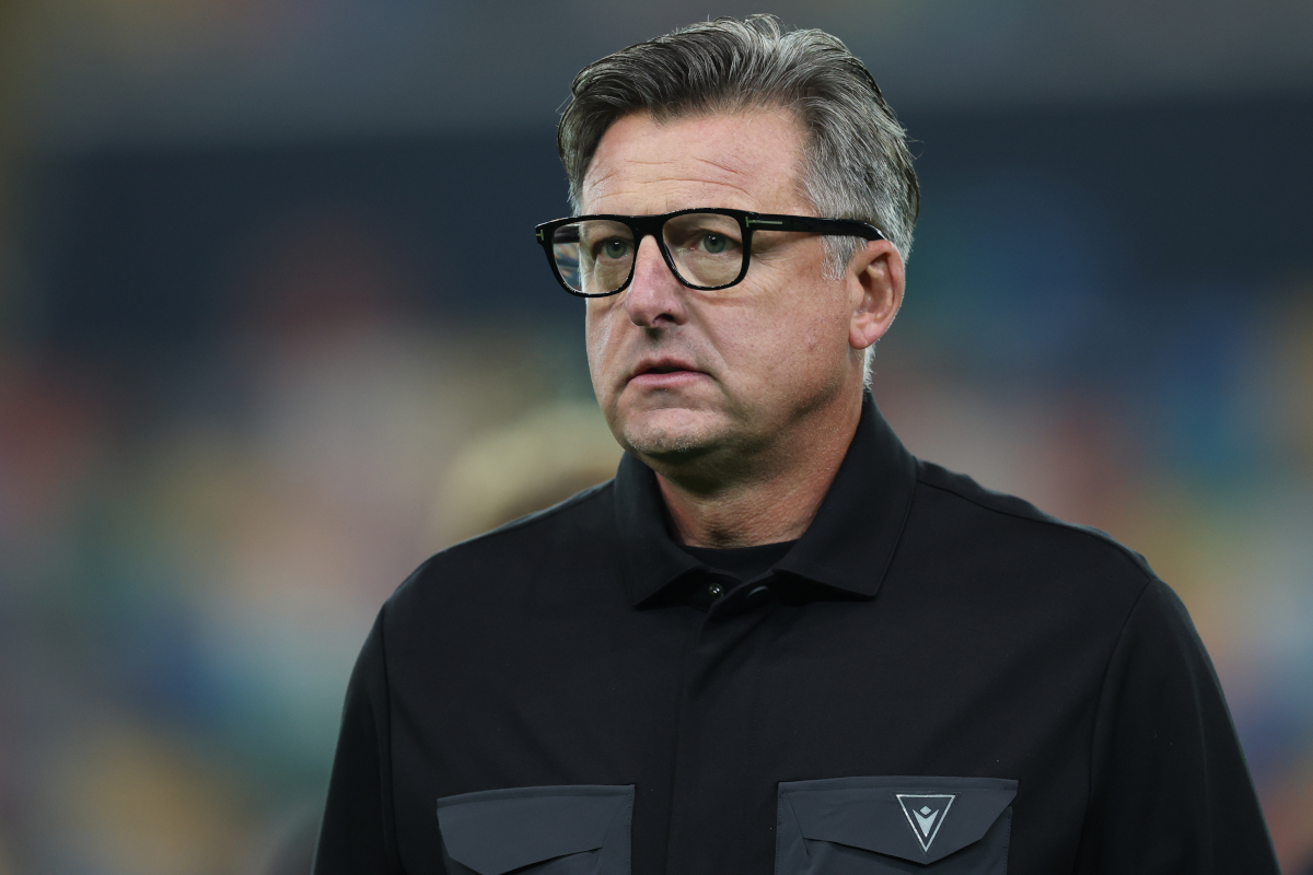 Udine, Itália - 25 de outubro: O técnico da Udinese, Kosta Runjaic, olha para frente durante a partida da Série A entre Udinese Calcio e AC Milan no Stadio Friuli em 25 de outubro de 2026 em Udine, Itália. (Foto: Timothy Rogers/Getty Images)
