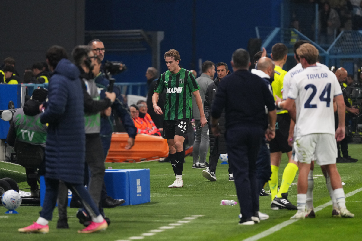 REGGIO NELL'EMILIA, ITÁLIA - 27 DE OUTUBRO: Kristian Thorstvedt do US Sassuolo Calcio recebe cartão vermelho e deixa o campo durante a partida da Série A entre US Sassuolo e SS Lazio em Citta 'del Tricolore, Mapei Stadium - Citta' del Tricolore, Itália - 27 de outubro, Reiogg, Reiogg, Reiogg, Reiogg, Reiogg. (Foto de Emmanuel Ciancaglini/Getty Images)