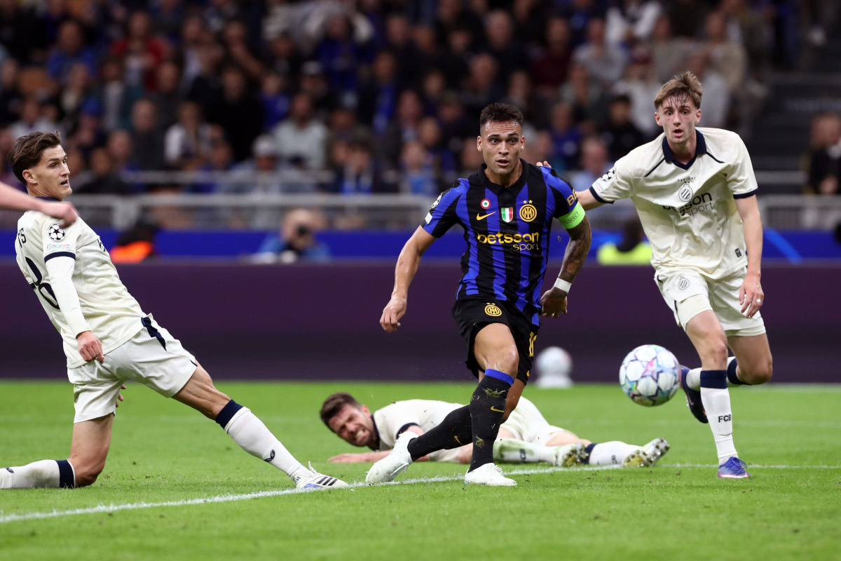 MILÃO, ITÁLIA - 13 DE OUTUBRO: Lautaro Martinez do FC Internazionale Milano marca o primeiro gol de seu time durante a partida da Liga MD2 da UEFA Champions League 2026/27 entre o FC Internazionale Milano e o Club Brugge Cavite. (Foto de Marco Luzzani/Getty Images)