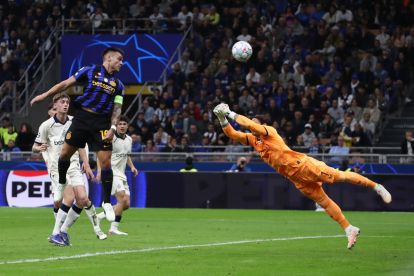 MILAN, ITALY - OCTOBER 13: Lautaro Martinez of FC Internazionale Milano heads the ball and misses a chance during the UEFA Champions League 2026/27 League Phase MD2 match between FC Internazionale Milano and Club Brugge KV at Stadio San Siro on October 13, 2026 in Milan, Italy. (Photo by Marco Luzzani/Getty Images)