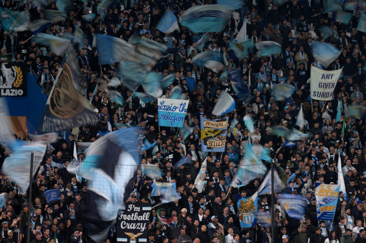 REGGIO NELL'EMILIA, ITÁLIA - 27 DE OUTUBRO: Torcedores da SS Lazio dentro do estádio antes da partida da Série A entre US Sassuolo e SS Lazio no Estádio Mapei - Citta del Tricolore em 27 de outubro de 2026 em Reggio Nellie Emilia, Itália. (Foto de Emmanuel Ciancaglini/Getty Images)