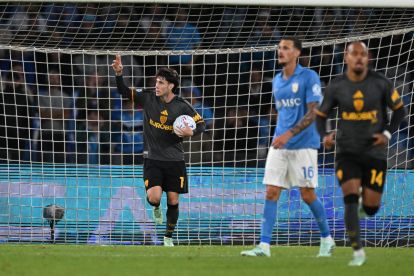 NAPLES, ITALY - OCTOBER 24: Matias Soule of AS Roma celebrates after scoring his team's first goal during the Serie A match between SSC Napoli and AS Roma at Stadio Diego Armando Maradona on October 24, 2026 in Naples, Italy. (Photo by Francesco Pecoraro/Getty Images)