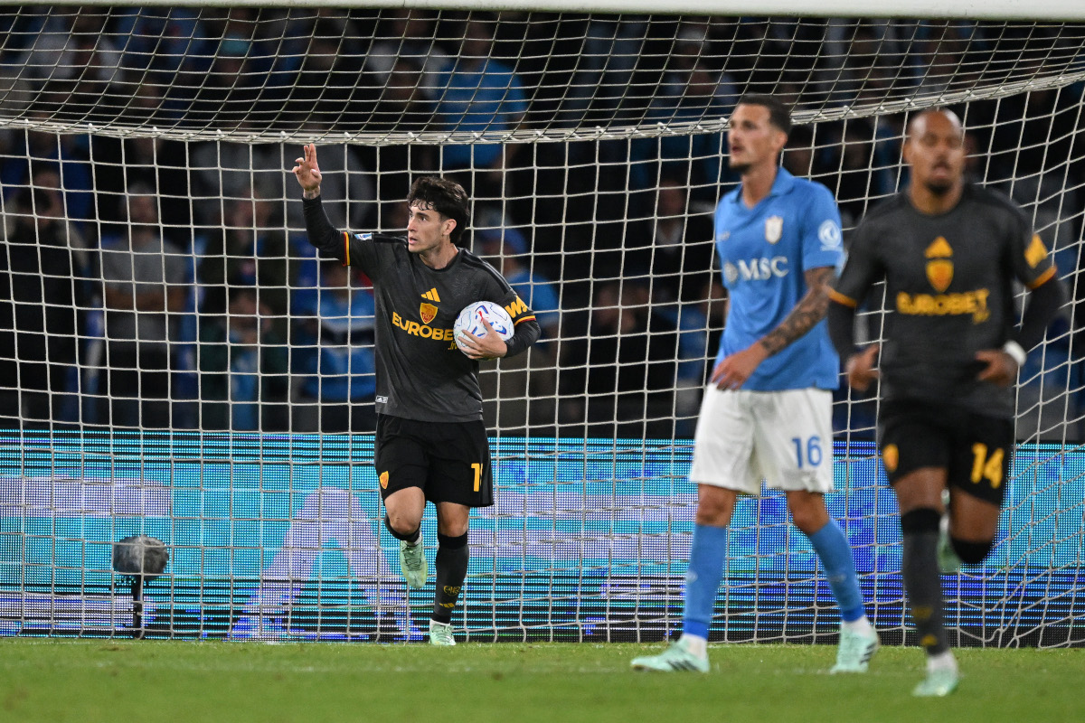NÁPOLES, ITÁLIA - 24 DE OUTUBRO: Matias Soule da AS Roma comemora marcar o primeiro gol de seu time durante a partida da Série A entre SSC Napoli e AS Roma no Stadio Diego Armando Maradona em 24 de outubro de 2026 em Nápoles, Itália. (Foto: Francesco Pecoraro/Getty Images)
