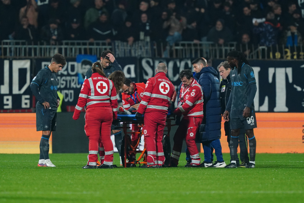 ITÁLIA - 28 DE OUTUBRO: Stanoslav Lobotka, do SSC Napoli, deixa o campo em uma maca durante a partida da Série A entre AC Monza e SSC Napoli no U-Power Stadium em 28 de outubro de 2026 em Monza, Itália. (Foto de Pier Marco Tacca/Getty Images)