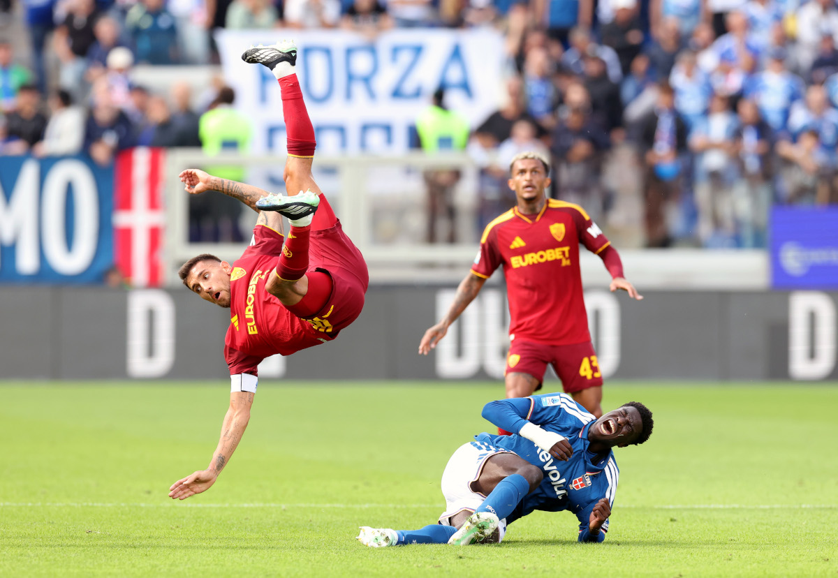 ITÁLIA - 11 DE OUTUBRO: Lorenzo Pellegrini da AS Roma e Assane Diao de Como 1907 colidem durante a partida da Série A entre Como 1907 e AS Roma no Estádio Giuseppe Sinaglia em 11 de outubro de 2026 na Itália. (Foto de Cláudio Villa/Getty Images)