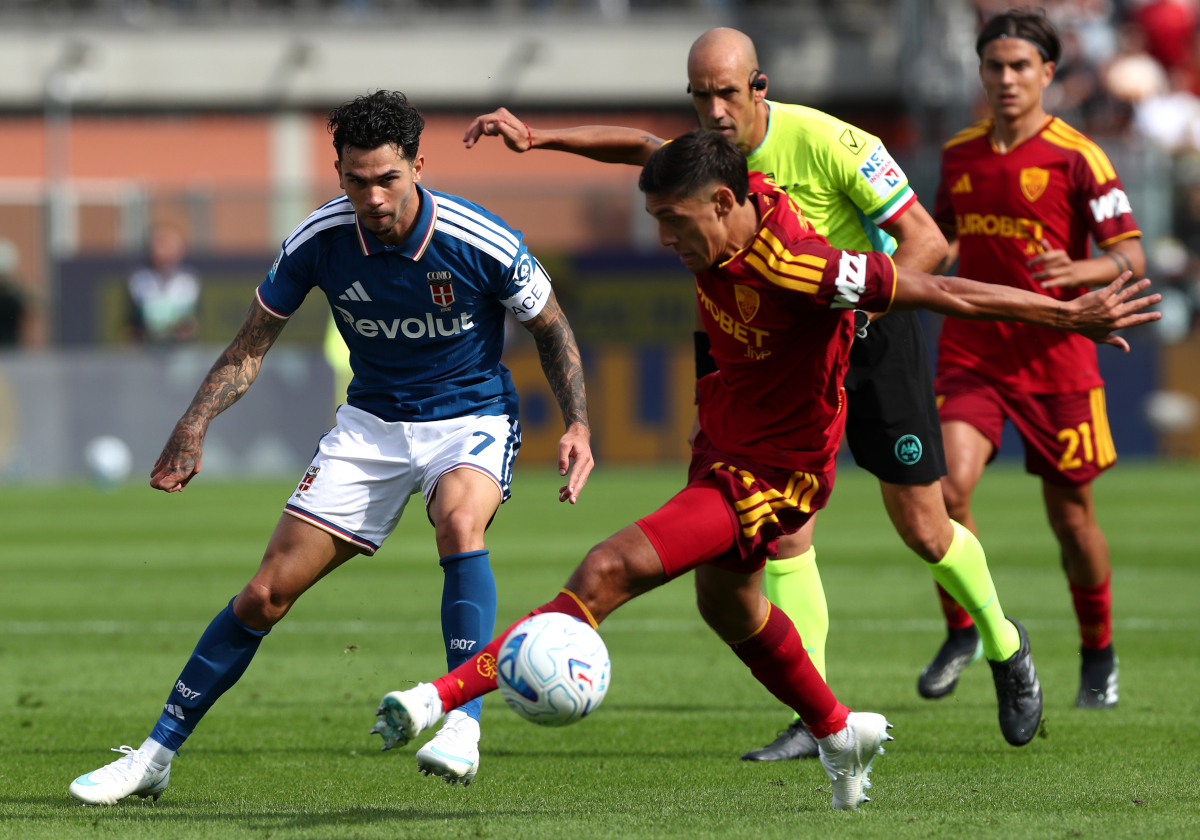 ITÁLIA - 11 DE OUTUBRO: Lucas da Cunha de 1907 Como passa a bola sob pressão de Nahuel Molina da AS Roma durante a partida da Série A entre Como 1907 e AS Roma no Estádio Giuseppe Sinigaglia em 11 de outubro de 2026 na Itália. (Foto de Marco Luzzani/Getty Images)
