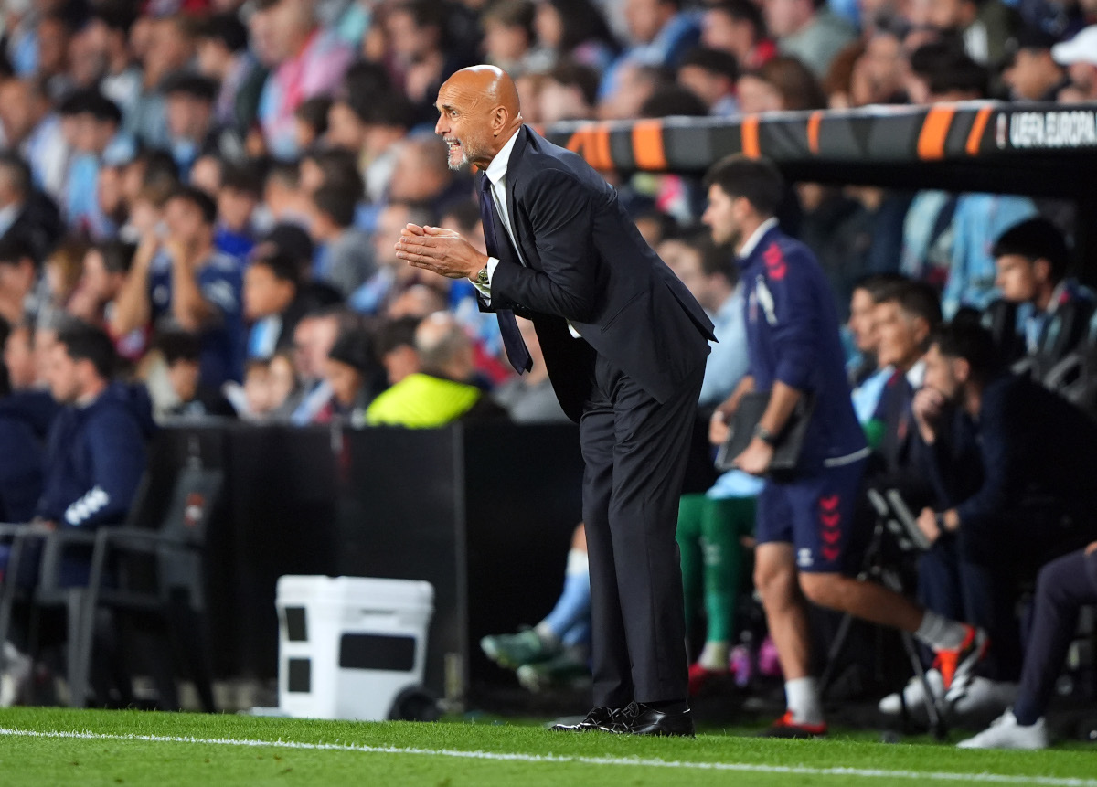 VIGO, ESPANHA - 15 DE OUTUBRO: O técnico da Juventus, Luciano Spalletti, reage durante a partida MD2 da UEFA Europa League 2026/27 League Stage entre Real Club Celta e Juventus no Estadio Balaidos em 15 de outubro de 2026 em Vigo, Espanha. (Foto de Getty Images)