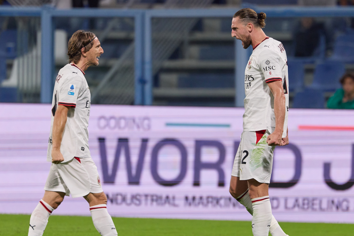 REGGIO NELL'EMILIA, ITÁLIA - 11 DE OUTUBRO: Adrien Rabiot do AC Milan comemora marcar o primeiro gol de seu time com seu companheiro de equipe Luka Modric durante a partida da Série A entre US Sassuolo e AC Milan em 2 de outubro de 2016 em Regg, Citta 'del 61, 21, 21, 2011 no Remil Stadium - Citta del del 6, 21. Itália. (Foto de Emmanuel Ciancaglini/Getty Images)