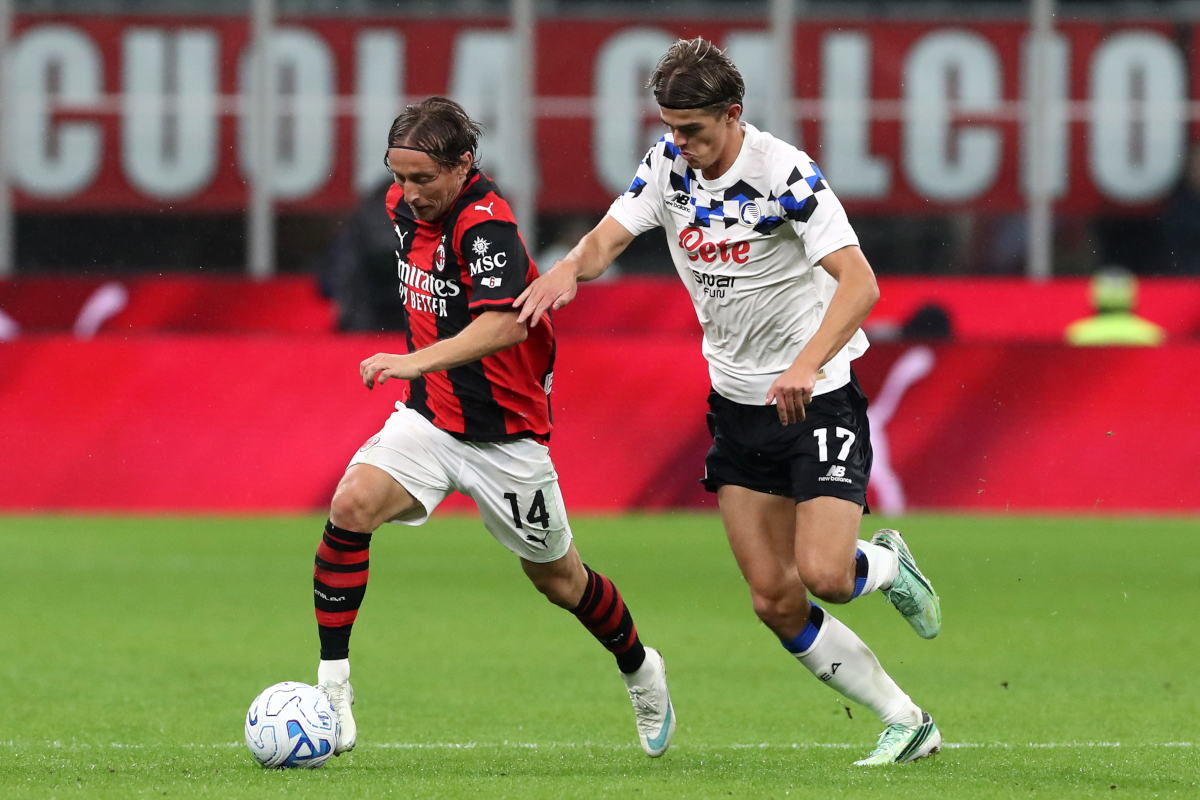 ITÁLIA - 18 DE OUTUBRO: AC Milan vs Atalanta FC no Stadio Giuseppe Mesa em 18 de outubro de 2026 na Itália. Luka Modric, do AC Milan, é desafiado por Charles de Ketelerer, do Atlanta BC, durante uma partida da Inter Série A. (Foto de Marco Luzzani/Getty Images)