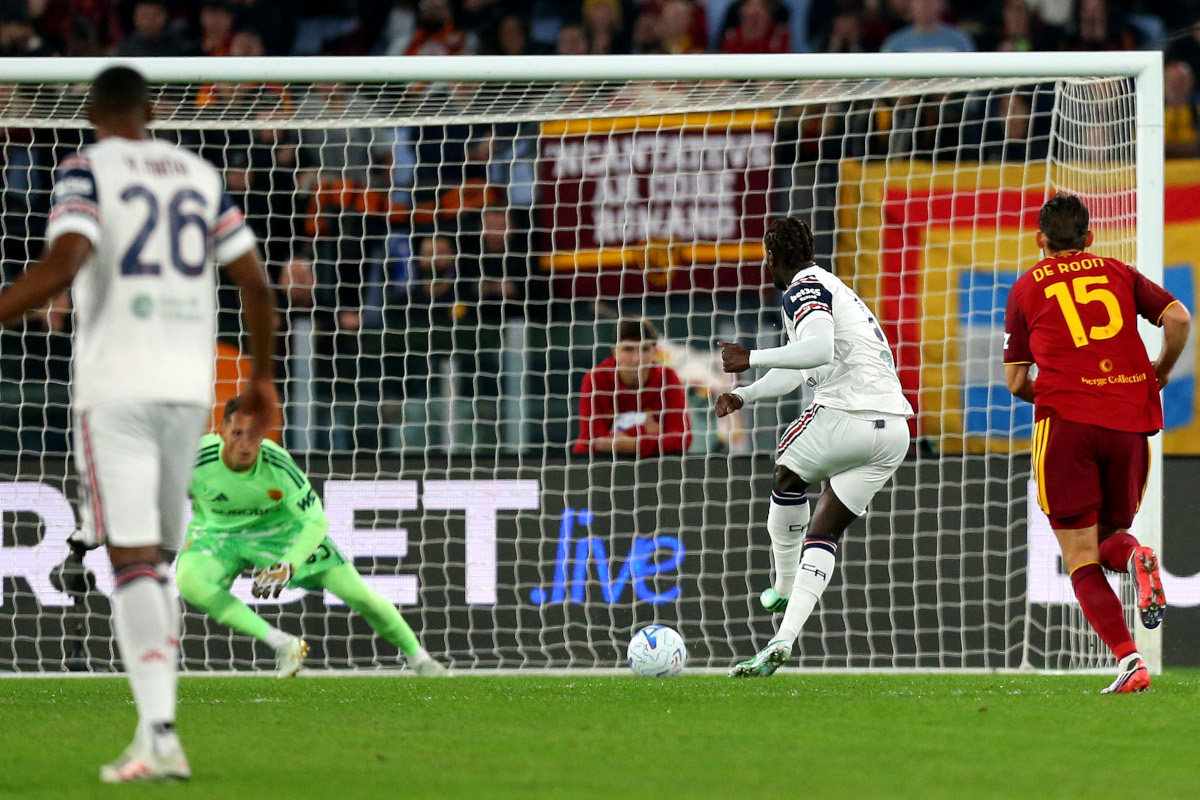 ROMA, ITÁLIA - 27 DE OUTUBRO: M'Pala Nazzola, do Cagliari Calcio, marca o primeiro gol de seu time de pênalti durante a partida da Série A entre AS Roma e Cagliari Calcio no Stadio Olimpico em 27 de outubro de 2026 em Roma, Itália. (Foto de Paolo Bruno/Getty Images)