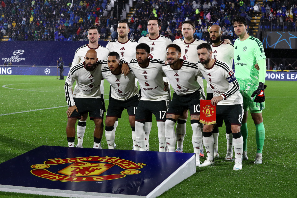 ITÁLIA - 21 DE OUTUBRO: Jogadores do Manchester United posam para uma foto de grupo antes da partida MD3 da UEFA Champions League 2026/27 League Stage entre Como 1907 e Manchester United no Estádio Giuseppe Sinigaglia em 21 de outubro de 2026 na Itália. (Foto de Marco Luzani/Getty Images)