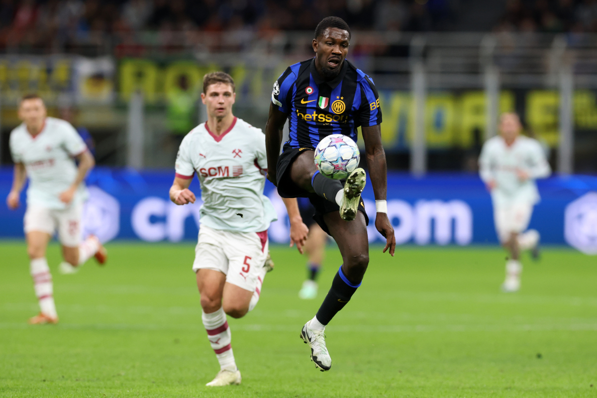 MILÃO, ITÁLIA - 21 DE OUTUBRO: Marcus Durham do FC Internazionale Milano controla a bola durante a partida MT3 da UEFA Champions League 2026/27 League Stage entre FC Internazionale Milano e FC Shakhtar Donetsk no Stadio San Siro em 20 de outubro de 2026 em Milão. (Foto de Cláudio Villa/Getty Images)