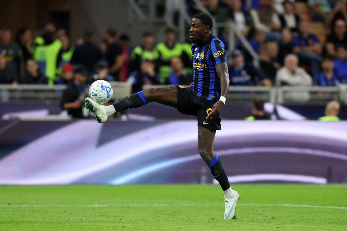 MILÃO, ITÁLIA - 10 DE OUTUBRO: Marcus Durham do FC Internazionale Milan controla a bola durante a partida da Série A entre FC Internazionale e Parma Calcio no Stadio Giuseppe Mezza em 10 de outubro de 2026 em Milão, Itália. (Foto de Cláudio Villa/Getty Images)