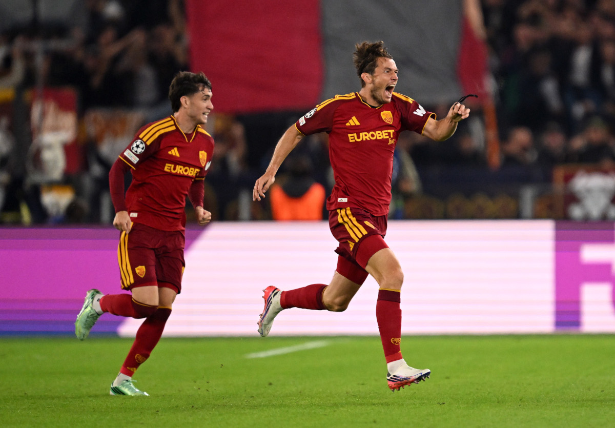 ROMA, ITALIA - 14 DE OCTUBRE: Marten de Roon del AS Roma celebra marcar el primer gol de su equipo durante el partido de la fase MD2 de la Liga de Campeones de la UEFA 2026/27 entre el AS Roma y el Real Madrid CF en el Stadio Olimpico el 14 de octubre de 2026 en Roma, Italia. (Foto de Tullio M. Puglia/Getty Images)