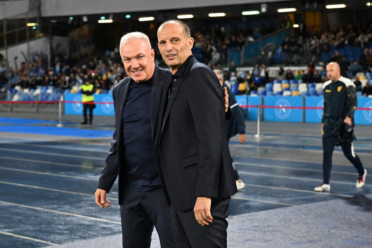 NÁPOLES, ITÁLIA - 10 DE OUTUBRO: O técnico do Frosinone Calcio, Massimiliano Alvini, e o técnico do SSC Napoli, Massimiliano Allegri, antes da partida da Série A entre SSC Napoli e Frosinone Calcio no Stadio Diego Armando Maradona, Nápoles, em 20 de outubro de 2010. (Foto: Francesco Pecoraro / Getty Images)