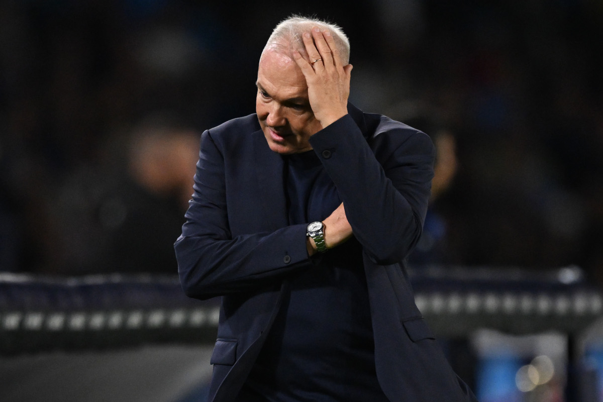 NÁPOLES, ITÁLIA - 10 DE OUTUBRO: Massimiliano Alvini, técnico do Frosinone Calcio, reage durante a partida da Série A entre SSC Napoli e Frosinone Calcio no Stadio Diego Armando Maradona em 10 de outubro de 2026 em Nápoles, Itália. (Foto: Francesco Pecoraro/Getty Images)