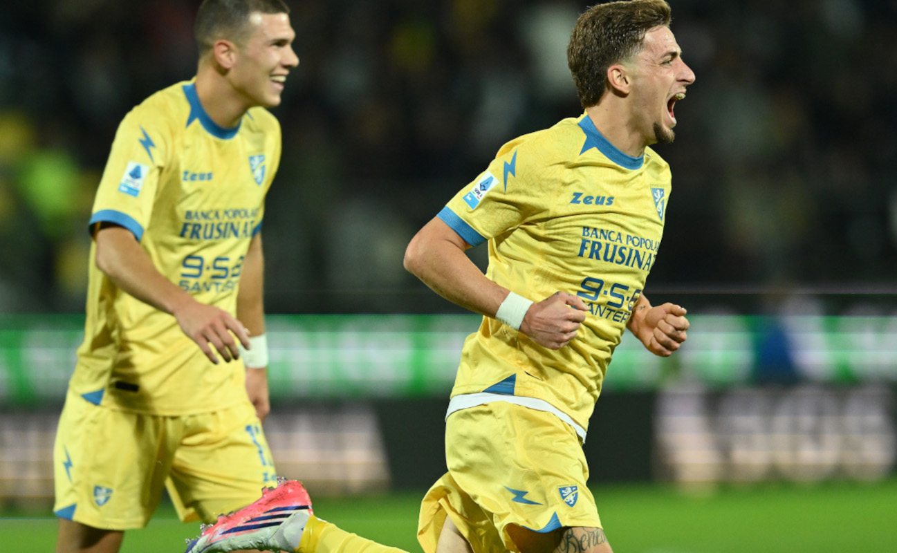 ITÁLIA - 29 DE OUTUBRO: Matteo Cicella do Frosinone Calcio comemora depois de marcar o gol de abertura durante a partida da Série A entre Frosinone Calcio e US Lecce no Stadio Benito Stirpe em 29 de outubro de 2026 na Itália. (Foto de Giuseppe Bellini/Getty Images)