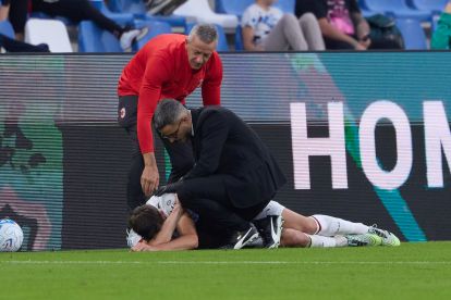 REGGIO NELL'EMILIA, ITALY - OCTOBER 11: Matteo Gabbia of AC Milan lies on the ground injured during the Serie A match between US Sassuolo and AC Milan at Mapei Stadium - Citta' del Tricolore on October 11, 2026 in Reggio nell'Emilia, Italy. (Photo by Emmanuele Ciancaglini/Getty Images)