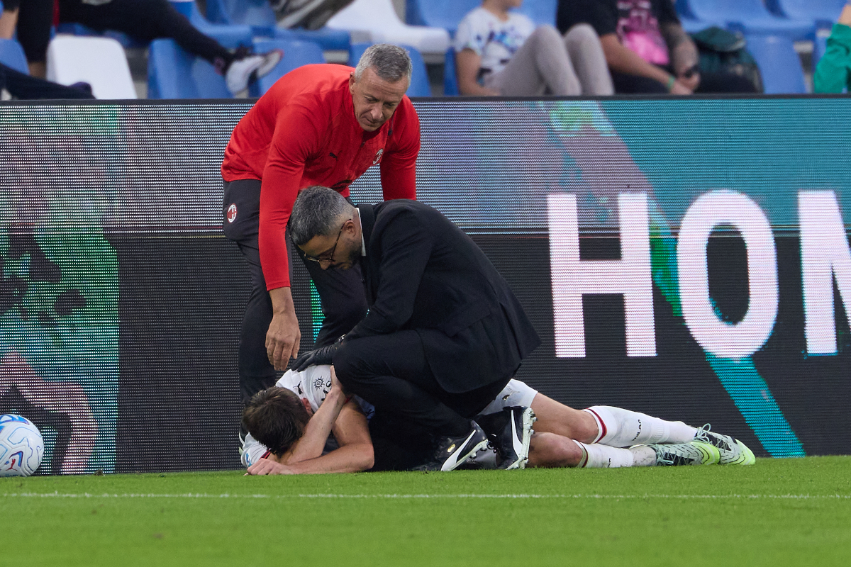 REGGIO NELL'EMILIA, ITÁLIA - 11 DE OUTUBRO: Matteo Gabbia do AC Milan está ferido e está em campo durante a partida da Série A entre US Sassuolo e AC Milan no Mapei Stadium - Citta' del Tricolore em 11 de outubro de 2026 em Reggiaio NELL'EMILIA, Itália. (Foto de Emmanuel Ciancaglini/Getty Images)