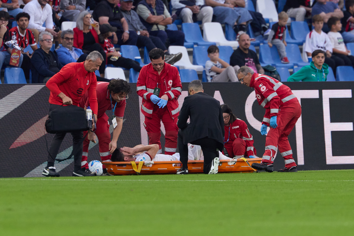 REGGIO NELL'EMILIA, ITÁLIA - 11 DE OUTUBRO: Matteo Gabbia do AC Milan está ferido e está em campo durante a partida da Série A entre US Sassuolo e AC Milan no Mapei Stadium - Citta' del Tricolore em 11 de outubro de 2026 em Reggiaio NELL'EMILIA, Itália. (Foto de Emmanuel Ciancaglini/Getty Images)