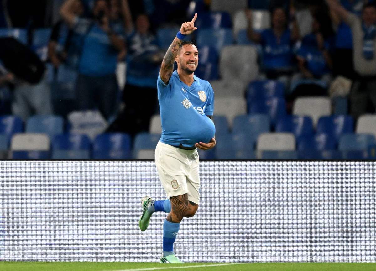 NÁPOLES, ITÁLIA - 20 DE OUTUBRO: Matteo Politano do SSC Napoli comemora marcar o primeiro gol de seu time durante a partida MD3 da Fase MD3 da Liga dos Campeões da UEFA 2026/27 entre SSC Napoli e FK Bodo/Glimt no Stadio Diego Armando Maradona em 20 de outubro de 2020 em Nápoles, Itália. (Foto: Francesco Pecoraro/Getty Images)