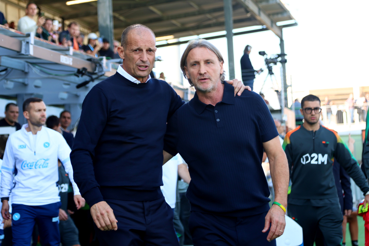 VENEZA, ITÁLIA - 17 DE OUTUBRO: Massimiliano Allegri, do SSC Napoli, posa com o técnico do Venezia FC, David Nicola, durante a partida da Série A entre Venezia FC e SSC Napoli no Stadio Pier Luigi Benzo em 17 de outubro de 2026 em Veneza. (Foto de Maurício Lagana/Getty Images)