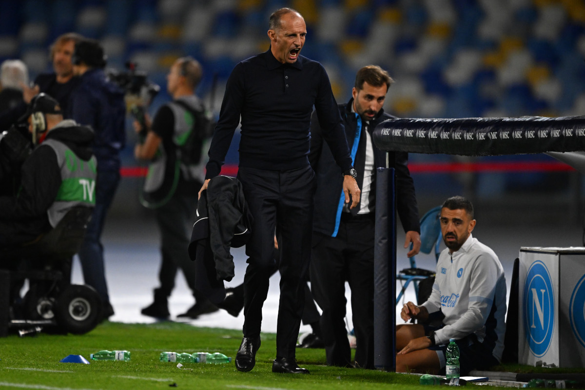 NÁPOLES, ITÁLIA - 10 DE OUTUBRO: Massimiliano Allegri, técnico do SSC Napoli, reage durante a partida da Série A entre SSC Napoli e Frosinone Calcio no Stadio Diego Armando Maradona em 10 de outubro de 2026 em Nápoles, Itália. (Foto: Francesco Pecoraro/Getty Images)