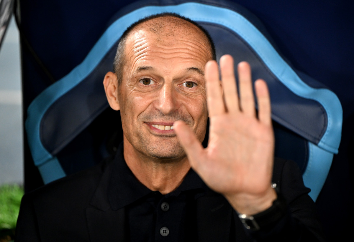 NÁPOLES, ITÁLIA - 20 DE OUTUBRO: Massimiliano Allegri, técnico do SSC Napoli, acena para a câmera antes da partida MD3 da UEFA Champions League 2026/27 League Stage entre SSC Napoli e FK Bodo/Glimt no Stadio Diego Armando Maradona em 20 de outubro em Nápoles, Itália. (Foto: Francesco Pecoraro/Getty Images)