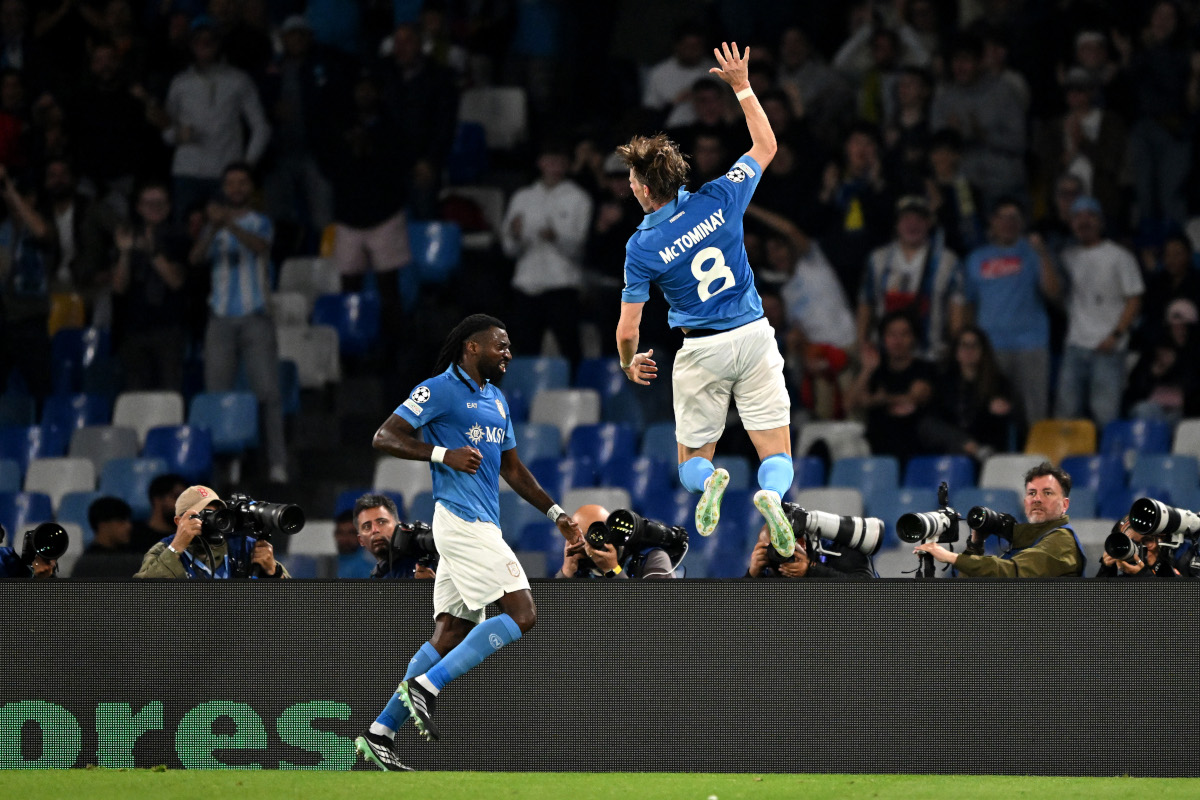 NÁPOLES, ITÁLIA - 20 DE OUTUBRO: Scott McTominay do SSC Napoli comemora marcar o segundo gol de seu time durante a partida MD3 da Liga dos Campeões da UEFA 2026/27 entre SSC Napoli e FK Bodo/Glimt. imagens)