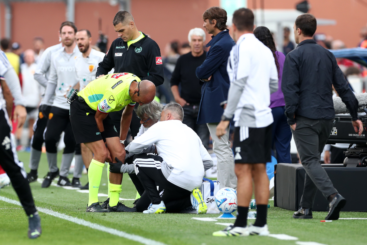 ITÁLIA - 11 DE OUTUBRO: O árbitro Michele Fabri recebe tratamento médico durante a partida da Série A entre Como 1907 e AS Roma no Estádio Giuseppe Sinigaglia em 11 de outubro de 2026 na Itália. (Foto de Marco Luzzani/Getty Images)