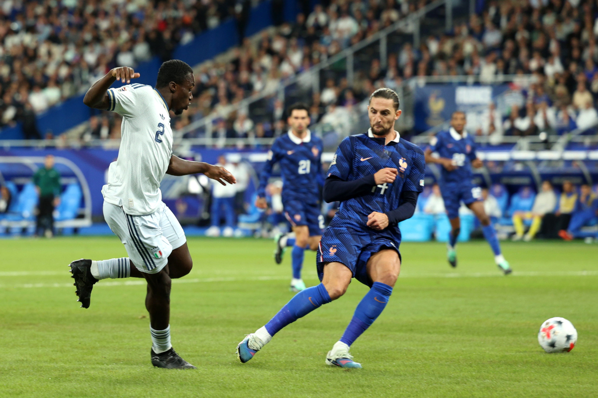 PARIS, FRANÇA - 02 DE OUTUBRO: Michel Gayot da Itália passa a bola sob pressão de Adrien Rabiot da França durante a partida da fase de grupos da Liga das Nações 2026/27 da UEFA entre França e Itália em 02 de outubro de 2026 em Paris, França. (Foto de Pauline Figutt/Getty Images)
