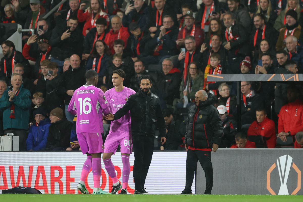BOURNEMOUTH, INGLATERRA - 22 DE OUTUBRO: O técnico do AC Milan, Ruben Amorim, fala com o cartão vermelho Mike Mignon durante a partida MD3 da UEFA Europa League 2026/27 League Stage entre AFC Bournemouth e AC20 Milan no St26 em Bournemouth, 20 de outubro de 2020. Bournemouth, Inglaterra. (Foto de Michael Steele/Getty Images)