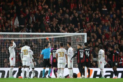 BOURNEMOUTH, ENGLAND - OCTOBER 22: Mike Maignan of AC Milan is shown a red card by Referee Vassilis Fotias during the UEFA Europa League 2026/27 League Phase MD3 match between AFC Bournemouth and AC Milan at Bournemouth Stadium on October 22, 2026 in Bournemouth, England. (Photo by Michael Steele/Getty Images)