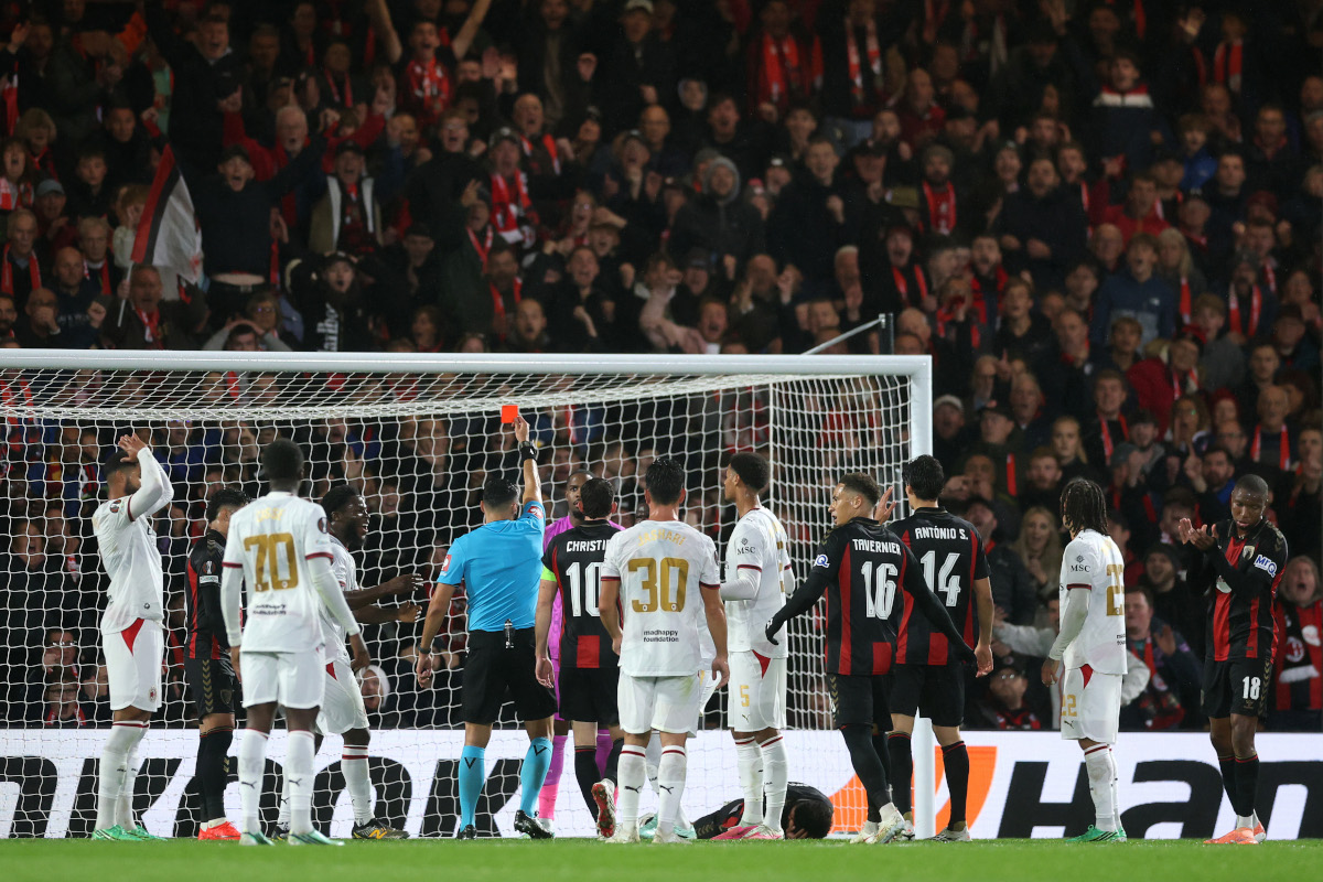 BOURNEMOUTH, INGLATERRA - 22 DE OUTUBRO: Mike Michonne, do AC Milan, recebe cartão vermelho do árbitro Vasilis Fodias durante a partida MD3 da UEFA Europa League 2026/27 League Stage entre AFC Bournemouth e AC Milan. Inglaterra. (Foto de Michael Steele/Getty Images)